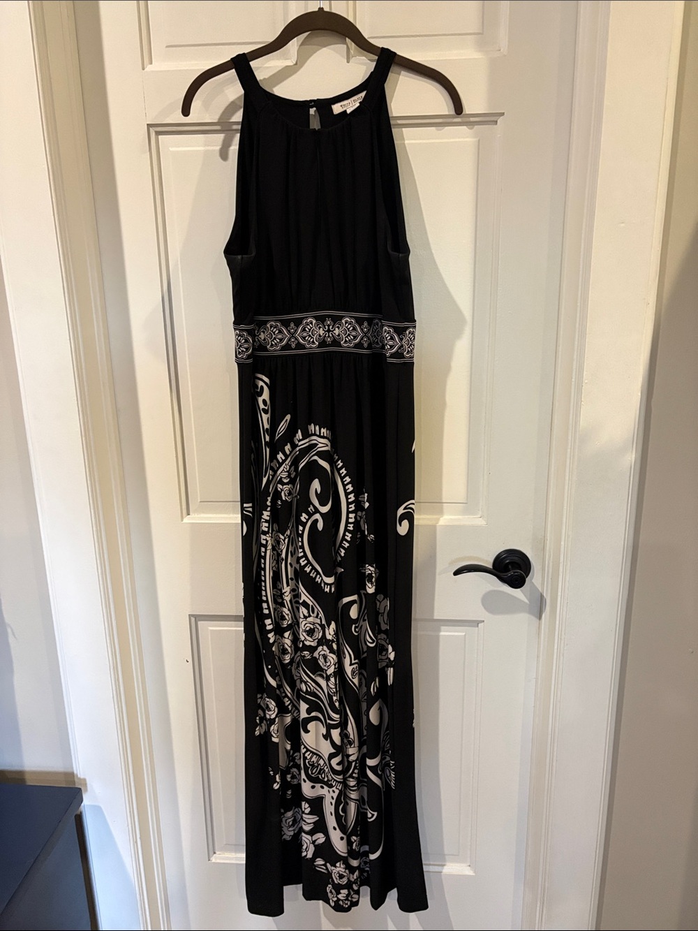 Black and White Key-Hole Sleeveless Maxi Dress with Paisley Print